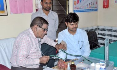 कलेक्टर ने उप स्वास्थ्य केन्द्र लौदा का किया निरीक्षण, कराया अपना बीपी जांच