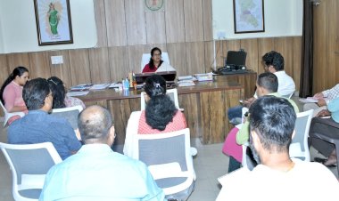 *नगरीय निकायों के वार्डाें का परिसीमन कार्य निर्धारित समयावधि में पूर्ण करने के दिए निर्देश*  *अपर कलेक्टर ने राजस्व अधिकारियों और सीएमओ की ली बैठक