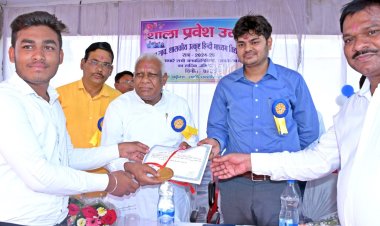 *शाला प्रवेशोत्सव: विधायक  मोहले और कलेक्टर ने विद्यार्थियों को बांटे पाठ्य सामग्री