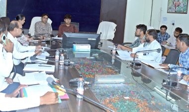 *कलेक्टर ने बैठक लेकर समग्र शिक्षा के अंतर्गत निर्माण कार्यों की समीक्षा की*  *कार्यों में गुणवत्ता लाने एवं अधूरे निर्माण को जल्द पूरा करने दिए निर्देश