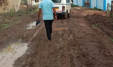 पाइपलाइन के लिए खोदी सड़क, बनी परेशानी:नल जल योजना के लिए सड़क खोदकर डाली पाइप लाइन, अभी तक नहीं की मरम्मत ग्रामीण परेशान