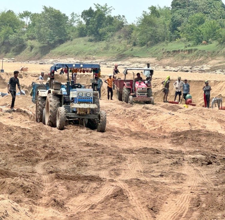 कलेक्टर के निर्देश पर मनियारी नदी में अवैध रेत उत्खनन करते 05 ट्रैक्टर-ट्राली जब्त