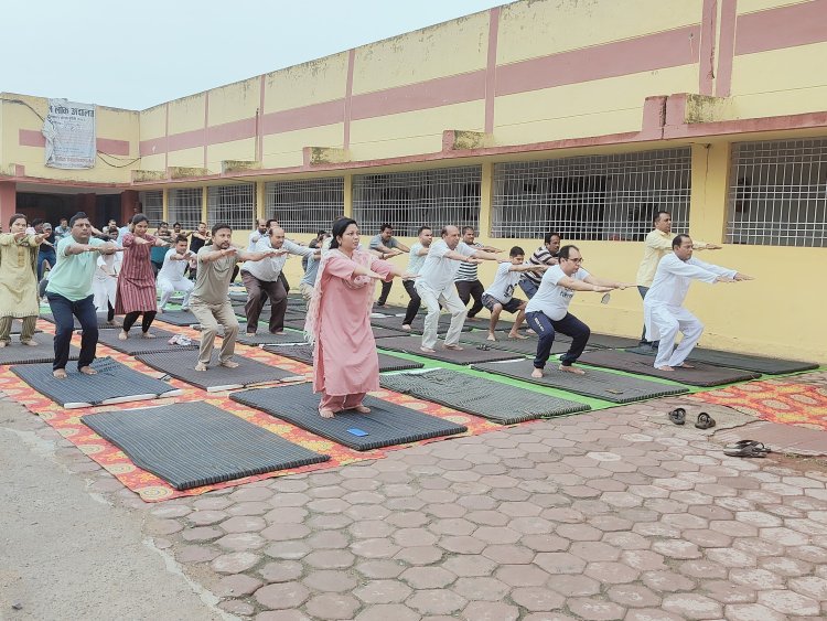 अन्तर्राष्ट्रीय योग दिवस के अवसर पर जिला न्यायालय परिसर मुंगेली में न्यायाधीशगण एवं न्यायिक कर्मचारियों द्वारा किया गया योग प्रणायाम