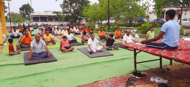 अंतराष्ट्रीय योग दिवस के अवशर पर नगर के गणमान्य नागरिक के साथ अधिकरी कर्मचारी ने किया योगा अभ्यास
