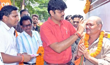 *श्रीरामलला दर्शन योजना: जिले से 64 तीर्थयात्री करेंगे अयोध्या दर्शन*  *कलेक्टर ने हरी झंडी दिखाकर दल को किया रवाना