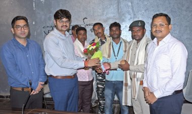 सांप हमारे परिस्थितिक तंत्र का हिस्सा, मारे नहीं, हेल्पलाइन नंबर पर संपर्क करें - कलेक्टर, सांप रेस्क्यू कर सुरक्षित स्थान पर छोड़ने वाले कर्मचारियों को किया गया सम्मानित