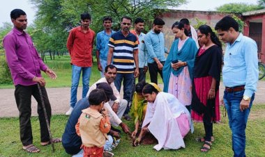 एक पेड़ मां के नाम पर स्कूल में किया वृक्षारोपण,  बड़े होने तक सुरक्षा का लिया संकल्प