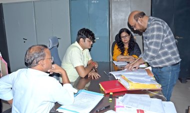 *कलेक्टर ने भू-अर्जन शाखा का निरीक्षण कर प्रकरणों की ली जानकारी