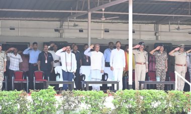 साय और शर्मा ने नक्सली हमले में शहीद भरत साहू को दिया गार्ड ऑफ ऑनर,शहीद भरत साहू को भावपूर्ण श्रद्धांजलि देने उमड़ा जनसमूह; भारत माता की जय, शहीद भरत साहू अमर रहे के नारों के बीच 'नक्सलवाद मुर्दाबाद' के नारे लगाकर शोकाकुल जनसमूह ने जताया आक्रोश