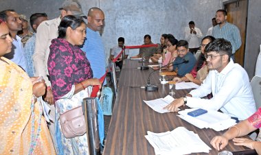 *सभी स्कूलों में शिक्षकों की पर्याप्त व्यवस्था सुनिश्चित करने दिए निर्देश*  *कलेक्टर ने जनदर्शन में सुनी आमजनों की समस्याएं, अधिकारियों को निराकरण के दिए निर्देश