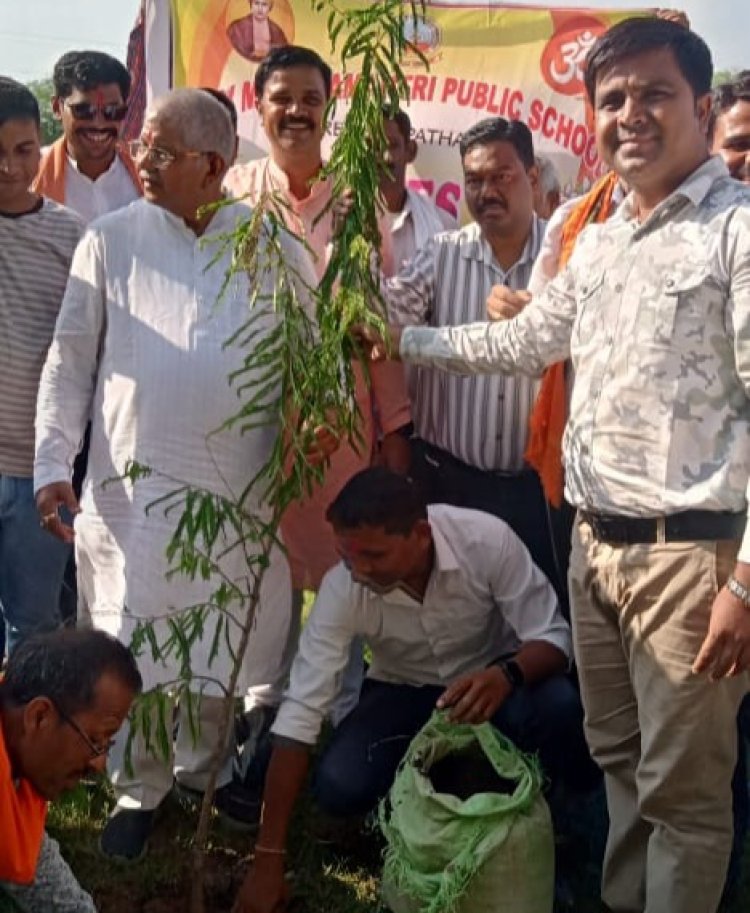 प्रधानमंत्री के जागरूकता संदेश "एक पेड़ मां के नाम" के तौर पर डीएवी स्कुल मे विधायक धरम लाल कौशिक ने किया वृक्षारोपण