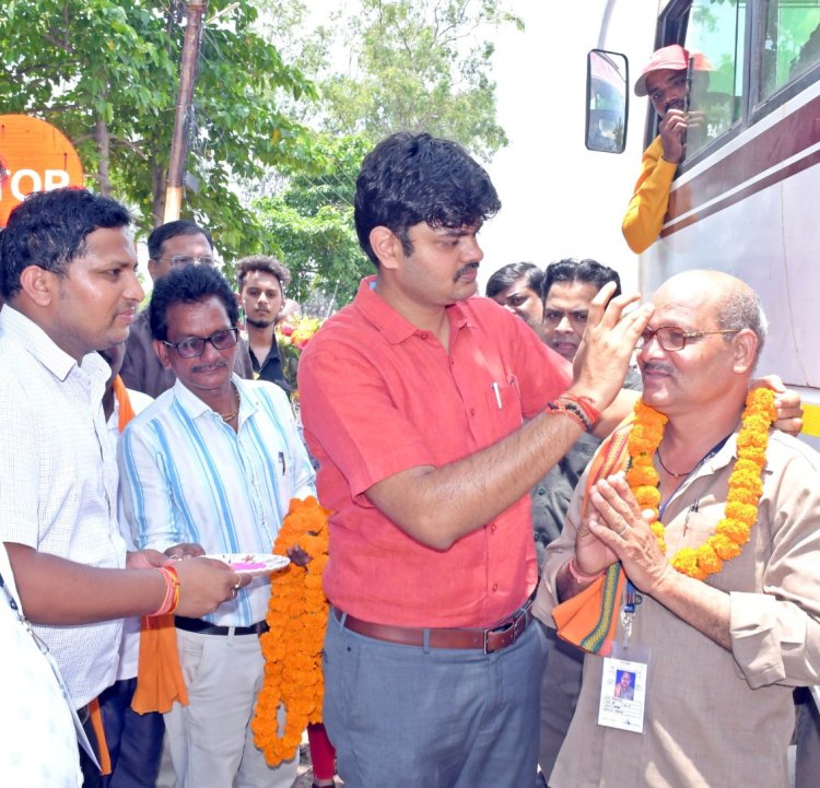 *श्रीरामलला दर्शन योजना: जिले से 64 तीर्थयात्री करेंगे अयोध्या दर्शन*  *कलेक्टर ने हरी झंडी दिखाकर दल को किया रवाना