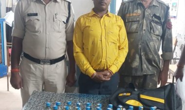 21 पाव अवैध  देशी शराब के साथ एक युवक  को पुलिस ने पकड़ा
