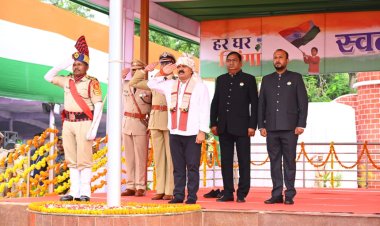 उपमुख्यमंत्री  विजय शर्मा ने लाल बाग मैदान जगदलपुर में किया ध्वजारोहण,ली परेड की सलामी,उपमुख्यमंत्री ने बस्तरिया वेशभूषा टेकरा तुवाल (धुरवा पागा) पहनकर किया ध्वजारोहण