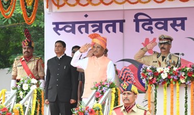 सीएम विष्णुदेव साय ने राजधानी रायपुर के पुलिस परेड ग्राउंड में आयोजित समारोह में किया ध्वजारोहण,