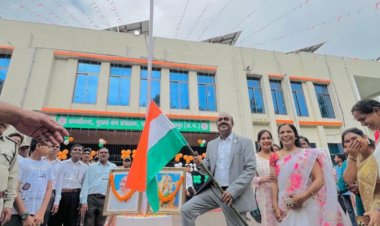 स्वतंत्रता दिवस पर आईएफएस राजू की एक पिक हुई वायरल, फ़ोटो में तिरंगे और भारत माता का अपमान