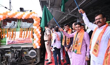 850 श्रद्धालुओं का जत्था अयोध्या धाम के लिए रवाना हुआ,राजस्व मंत्री वर्मा ने विशेष ट्रेन को हरी झंडी दिखाकर रवाना किया