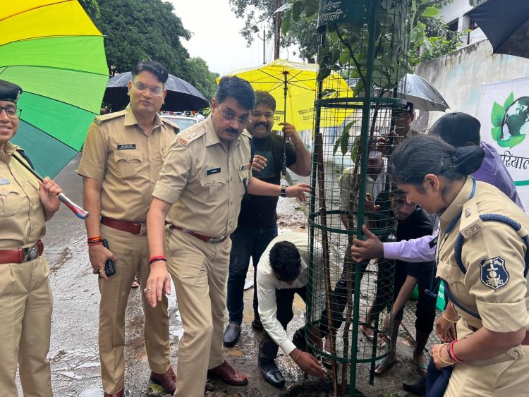 जहाँ है हरियाली वहाँ है  खुशहाली:बिलासपुर एसपी रजनेश सिंह सहित पुलीस अधिकारीयों ने रोपे पौधे