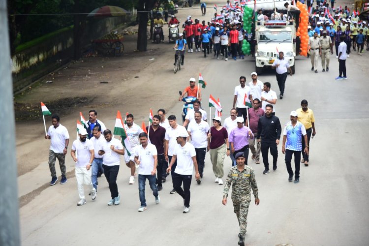 हाथों में तिरंगा लेकर कलेक्टर की अगुवाई में सैकड़ों ने उत्साह से लगाई स्वतंत्रता दौड़