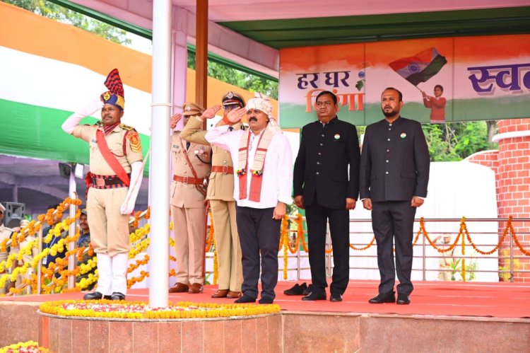 उपमुख्यमंत्री  विजय शर्मा ने लाल बाग मैदान जगदलपुर में किया ध्वजारोहण,ली परेड की सलामी,उपमुख्यमंत्री ने बस्तरिया वेशभूषा टेकरा तुवाल (धुरवा पागा) पहनकर किया ध्वजारोहण