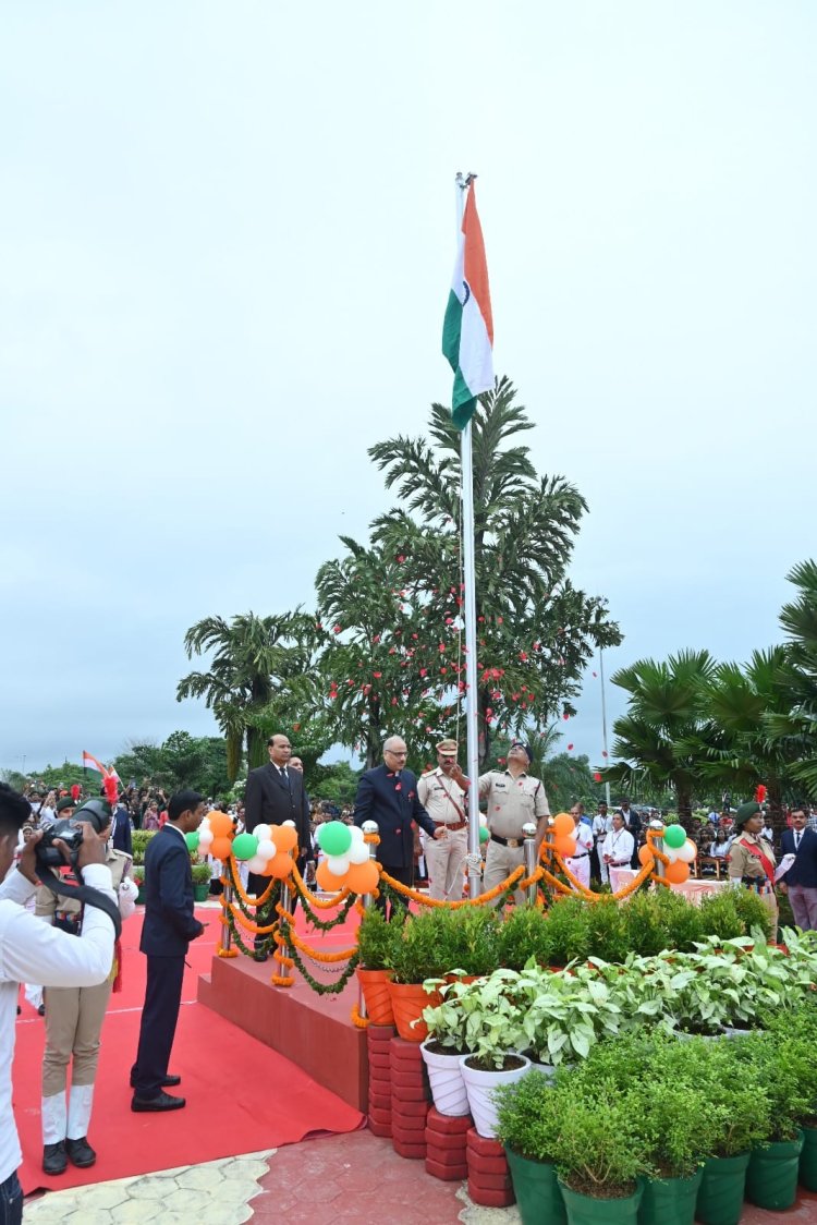 छत्तीसगढ़ उच्च न्यायालय में चीफ जस्टिस रमेश सिन्हा ने किया ध्वजारोहण