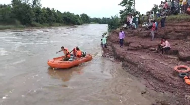 एनिकट पार करते समय  13 वर्षीय स्कूली छात्र नदी मे जा गिरा, अभी तक लापता