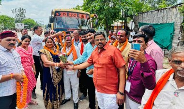 *श्रीरामलला दर्शन योजना: 64 तीर्थयात्रियों के दल को हरी झंडी दिखाकर अयोध्या के लिए किया गया रवाना