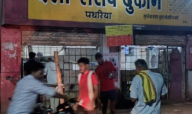 नगर के देशी शराब दुकान के अंदर से कोचिया का बोरी में शराब भरते वीडियो वायरल , अधिकारी के कहा जांच कर रहे है