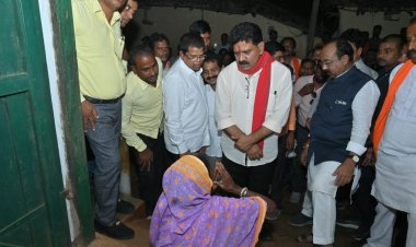 डिप्टी सीएम विजय शर्मा पहुंचे लोहारीडीह, मृतक के परिजनों को सौंपा दस लाख रुपए का चेक, ग्रामीणों से चर्चा कर घटना की जानकारी ली, उप मुख्यमंत्री अरुण साव रहे मौजूद