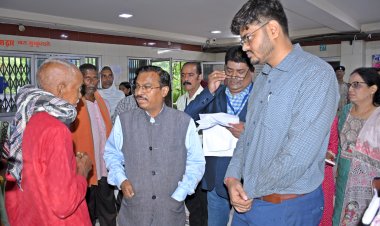 *संभाग आयुक्त महादेव कांवरे ने कलेक्टर व एसपी के साथ जिला चिकित्सालय का किया निरीक्षण*  *मरीजों का संवेदशीलता के साथ बेहतर इलाज के दिए निर्देश