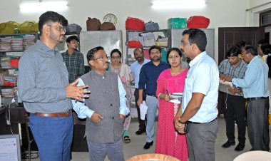 *संभागायुक्त  कावरे ने मुंगेली में विभिन्न कार्यालयों का किया निरीक्षण