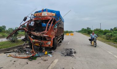 रोड में खड़ी वाहन को मारी टक्कर,  दबने से चालक की हुई मौत  हादसा - रायपुर बिलासपुर नेशनल हाईवे उप तहसील कार्यालय के सामने आपस में भिड़े वाहन