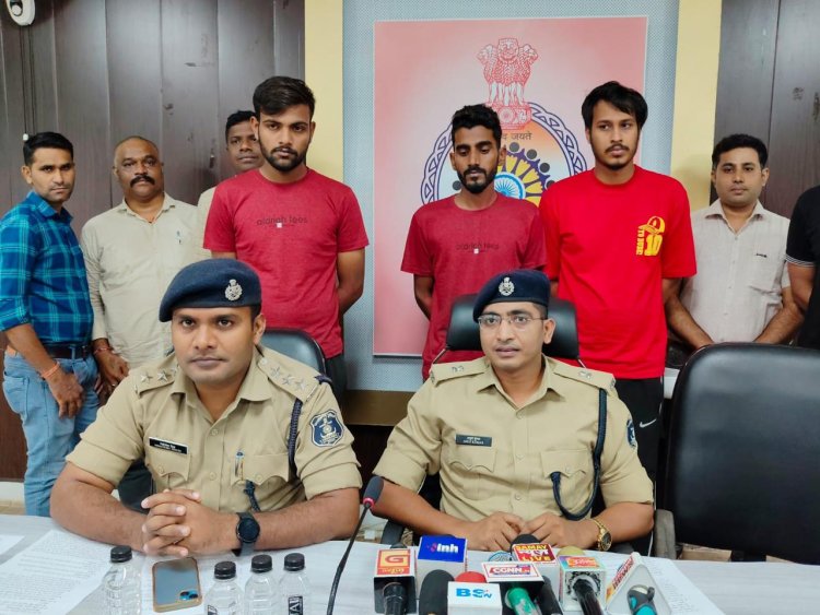 साइबर फ्राड करने वाले तीन अंतराज्यीय शातिर अपराधियों को पुलीस ने किया गिरफ्तार, रिटायर्ड कर्मचारी को डरा धमकाकर 54 लाख की ठगी