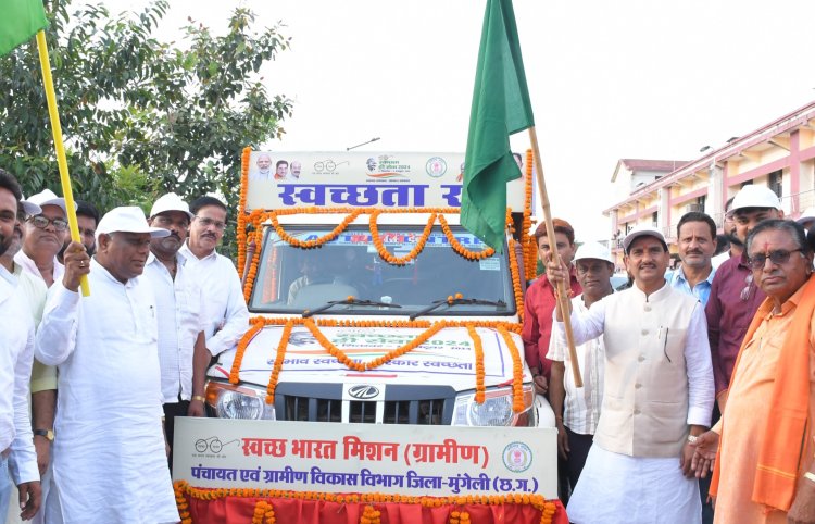 *केन्द्रीय राज्य मंत्री, मुंगेली विधायक और कलेक्टर ने स्वच्छता प्रचार रथ को हरी झंडी दिखाकर किया रवाना*  *प्रचार रथ गांव-गांव में जाकर लोगो को स्वच्छता के प्रति करेगी जागरूक