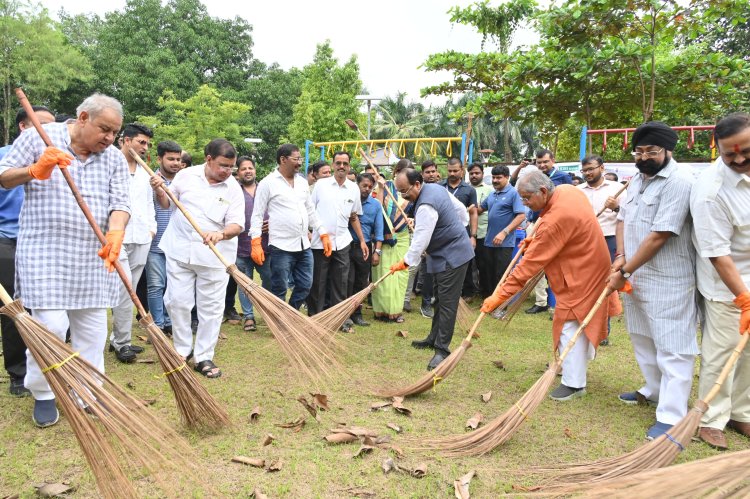 स्वच्छता ही सेवा अभियान: उप मुख्यमंत्री सहित विधायको ने लगाया झाड़ू*  *भाजपाइयों ने पंडित दीनदयाल की प्रतिमा पर माल्यार्पण कर किया नमन*