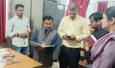 संभागायुक्त ने शासकीय कार्यालयों का किया निरीक्षण, निर्धारित समय पर दफ्तर नहीं पहुंचने वाले 5 को नोटिस