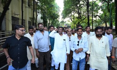 पंकज शर्मा के नेतृत्व में सैकड़ो की संख्या में कांग्रेसजनों ने कलेक्टर रायपुर को ज्ञापन सौंपकर व्ही.आई.पी.रोड स्थित राजीव स्मृति वन का नाम बदलने का पुरजोर विरोध किया