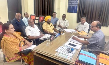 *जिले में शिक्षा की गुणवत्ता को बेहतर बनाने के लिए बैठक आयोजित*  *जिला शिक्षा अधिकारी ने बीईओ, बीआरसी, सहायक कार्यक्रम समन्वयकों की ली बैठक