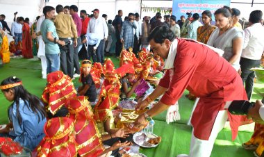 *केंद्रीय राज्य मंत्री, उप मुख्यमंत्री और प्रभारी मंत्री में 125 कन्याओं को कराया कन्या भोज*  *मां देवी के रूप में पूजा अर्चना कर प्रदेशवासियों के सुख शांति और समृद्धि के लिए की कामना