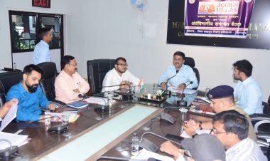 टीएल बैठक: कलेक्टर ने कहा सड़क मरम्मत के कामों को पूरी गुणवत्ता के साथ जल्द करें पूरा, मनरेगा में बेहतर काम करने पर अधिकारियों को किया सम्मानित*