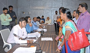 *जल जीवन मिशन के तहत खोदे गए गड्ढों की शीघ्र मरम्मत कराएं - कलेक्टर*  *अतिक्रमण की शिकायत पर कार्रवाई के दिए निर्देश