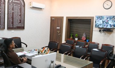 *रिकॉर्ड रुम एवं नजूल शाखा में लगा सीसीटीवी कैमरा,*कलेक्टर अपने कक्ष से मॉनिटर के जरिए ले रहे पल - पल की खबर*