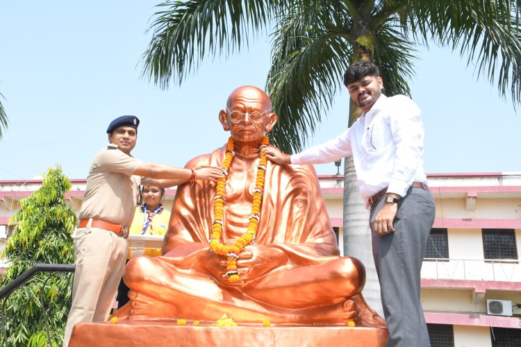 *कलेक्टर एवं एसपी ने राष्ट्रपिता महात्मा गांधी की प्रतिमा पर माल्यार्पण कर किया नमन