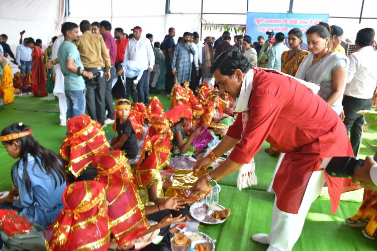 *केंद्रीय राज्य मंत्री, उप मुख्यमंत्री और प्रभारी मंत्री में 125 कन्याओं को कराया कन्या भोज*  *मां देवी के रूप में पूजा अर्चना कर प्रदेशवासियों के सुख शांति और समृद्धि के लिए की कामना