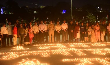 *राज्य स्थापना दिवस: दीयों से जगमग हो उठा बिलासपुर,कलेक्टर - एसपी समेत आला अधिकारियों ने जलाया दीप* दस हजार दीपों की श्रृंखला से रोशन हुआ अरपा रिवर व्यू*