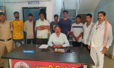 जुआड़ियों पर बड़ी कार्यवाही*52 पत्ती ताश से जुआ खेलते 8 जुआड़ी गिरफ्तार आरोपियों से 41400 रुपए नगद जप्त