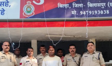 *पत्रकार से अवैध पैसो की मांग कर रहा था आरोपी मनहरण बंजारे  पुलिस अधीक्षक बिलासपुर  रजनेश सिंह ने प्रकरण में कड़ी कार्यवाही करने हेतु किया था निर्देशित, आरोपी को लिया गया तत्काल हिरासत मे