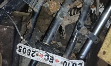 कबाड़ियों पर कार्यवाही लगातार जारी   सिटी कोतवाली  थाना अंतर्गत बड़ा बाजार में कबाड़ी  पर की गई कार्यवाही*