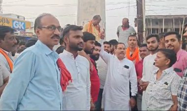 भगवाधारी गुंडे के बयान पर बवाल: कोटा, रतनपुर में फूंका गया विधायक अटल श्रीवास्तव का पुतला,