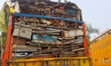 ट्रक मे लाखो रूपये के अवैध कबाड़  की परिवहन करते पुलिस ने पकड़ा